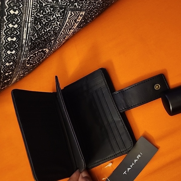 NWT Women Tahari wallet - Picture 4 of 9